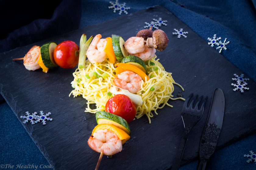 Shrimp-Veggie-Skewers-with-Noodles – Σουβλάκια-Γαρίδας-Λαχανικών-με-Νούντλς