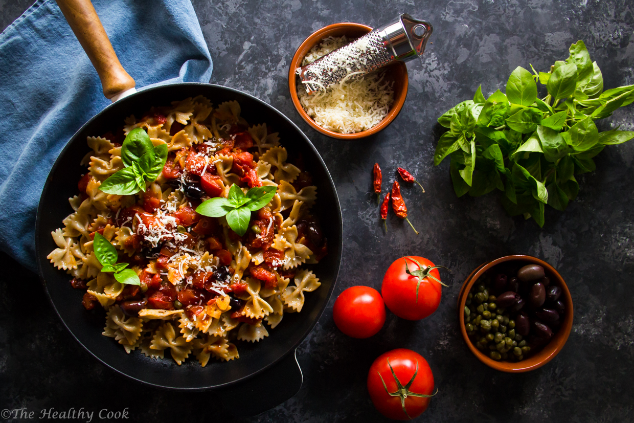 Μια γρήγορη συνταγή για φιογκάκια ολικής άλεσης αλά πουτανέσκα. Η Μεσογειακή διατροφή στο πιάτο σας. - A healthy pasta recipe; farfalle alla puttanesca