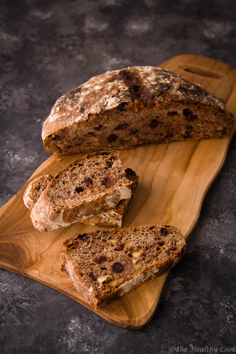 Ψωμί ολικής με καρύδια και σταφίδες, χωρίς ζύμωμα. Ιδανικό για το πρωινό ή σνακ. - Whole wheat no-knead walnut & raisin bread, for your breakfast or snack