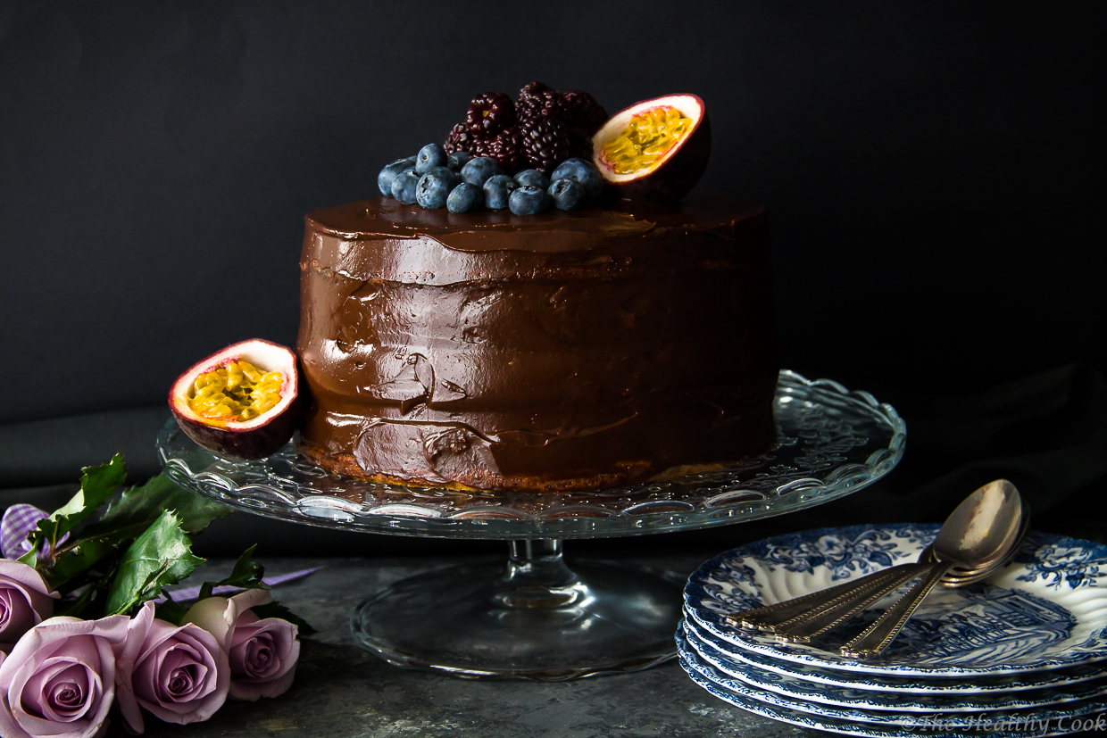 Υγιεινή τούρτα σοκολάτας, με παντεσπάνι ολικής και υγιεινό γλάσο, για γενέθλια και όχι μόνο - Healthy whole wheat birthday cake with an avocado "buttercream"