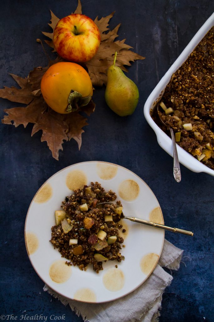 Crumble with persimmons, apples, pears and whole wheat emmer flour
